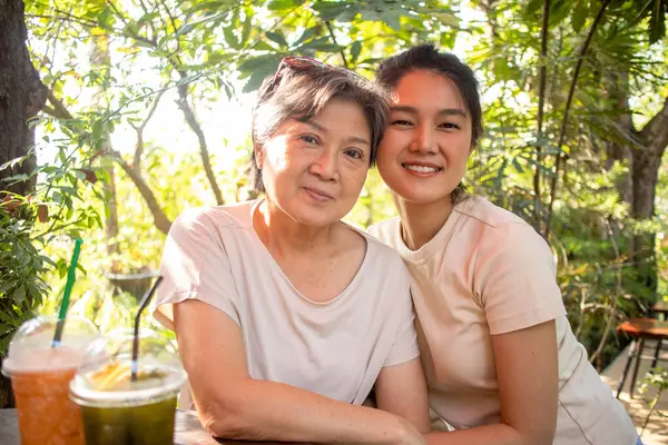 Asiatique Thaïlandais Chinois Aîné Mère Fille Câlins Prendre Des Photos Image En Vente