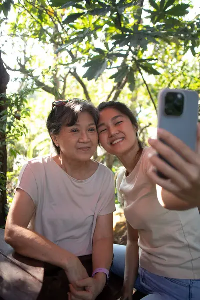 Asiatique Fille Thaïlandaise Mère Aînée Prenant Selfie Avec Bonheur Tout Images De Stock Libres De Droits