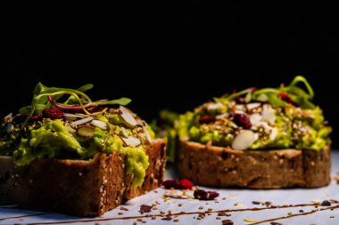 avokado, fesleğen ve peynirli bruschetta.