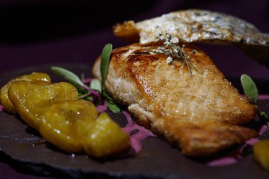 Patates ve baharatlı ızgara balık.