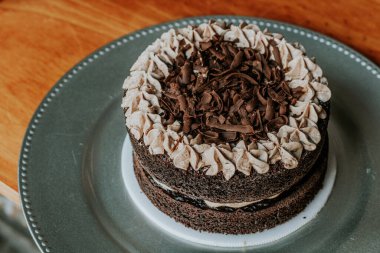 Krem şantili ve çikolata soslu çikolatalı pasta..