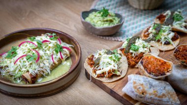 Meksika dürümü, sığır eti ve guacamole.