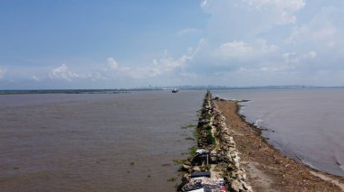 Tayland şehrindeki nehrin havadan görünüşü