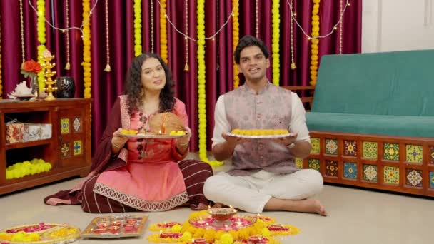 希望Diwali手握糖果和Puja Thali快乐的印度夫妇 — 图库视频影像
