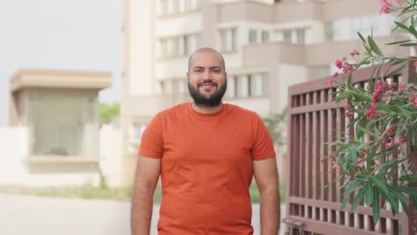 Indischer Mann Mit Glatze Lächelt — Stockvideo