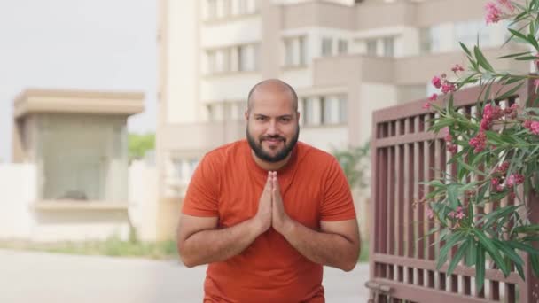 Careca Indiano Homem Saudação Namaste — Vídeo de Stock