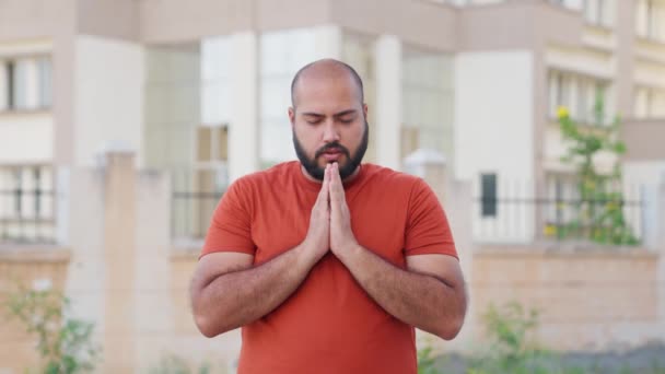 Homem Indiano Careca Orando Deus — Vídeo de Stock