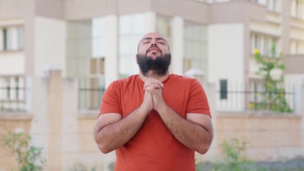 Plešatý Indián Muž Modlí — Stock video