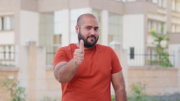Bald Indian Man Δείχνοντας Και Δείχνοντας Thumbs Κίνητρο — Αρχείο Βίντεο