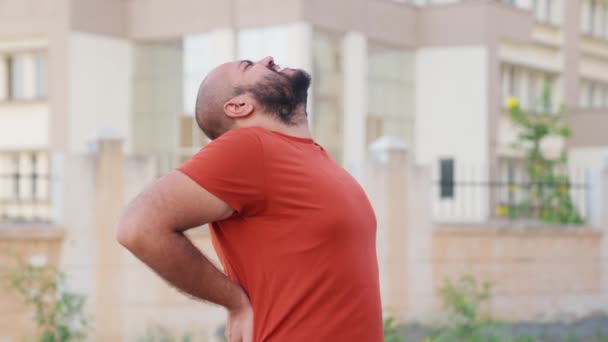 Glatzköpfiger Indischer Mann Rückenschmerzen — Stockvideo