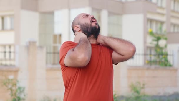 印度秃头男子颈部疼痛 子宫颈 — 图库视频影像