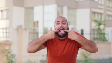 Kel Hintli Adam Komik Yüzler Yapıyor, Surat asıyor