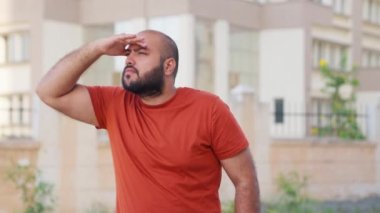 Keltoş Hintli Adam Elleri Alnında Bakınıyor
