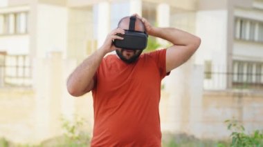 Kel Hintli Adam VR kulaklık takıyor ve ayarlıyor, Sanal Gerçeklik Kulaklığı
