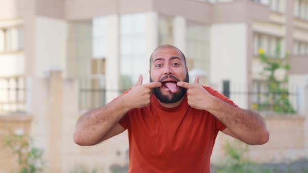 Bald Indian Face Fețe Amuzante Grimacing — Videoclip de stoc
