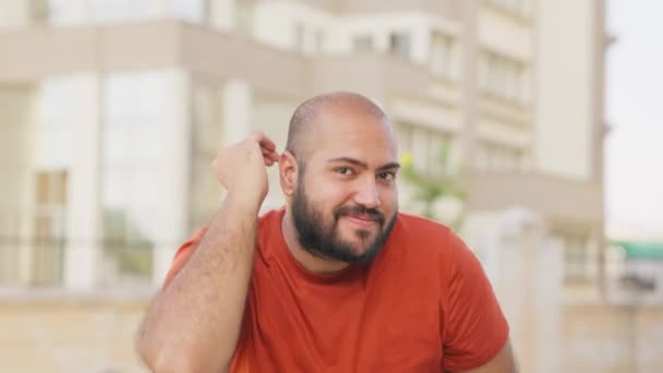 Лисий Індійський Чоловік Грає Волоссям — стокове відео