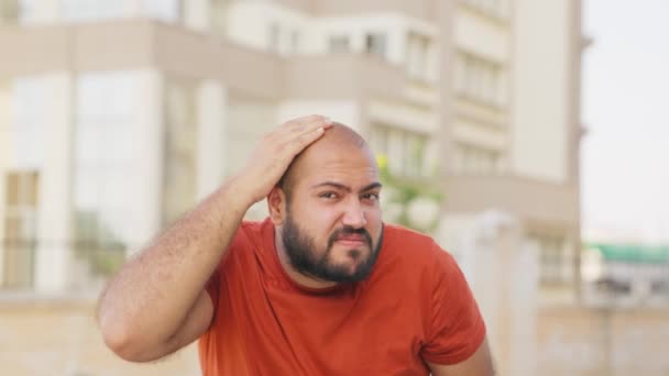 秃头的印地安人担心头发脱落 — 图库视频影像