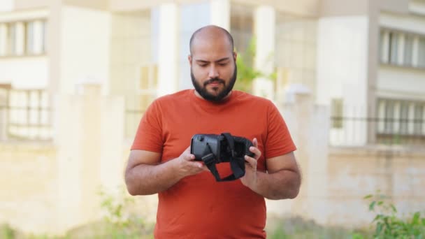 Kale Indiaanse Man Zoek Naar Headset Virtual Reality Headset — Stockvideo