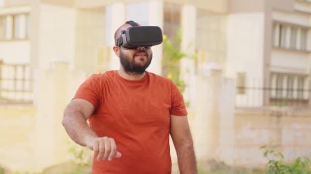 Homem Indiano Careca Interagindo World Virtual Reality World — Vídeo de Stock