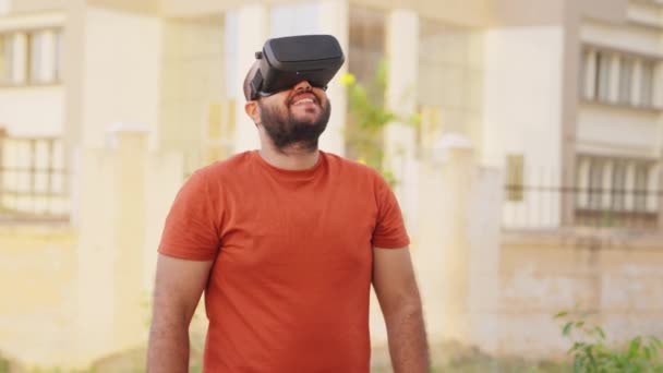 Łysy Indianin Man Amazed Patrząc World Virtual Reality World — Wideo stockowe
