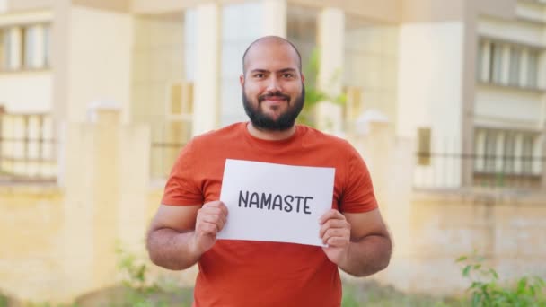 Hombre Indio Calvo Sosteniendo Cartel Namaste — Vídeo de stock