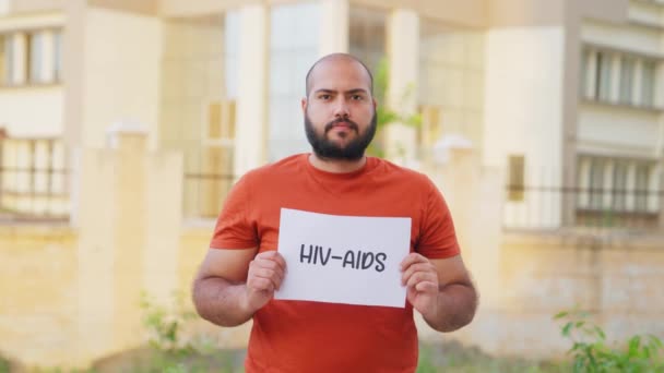 Homem Indiano Careca Segurando Cartaz Aids — Vídeo de Stock