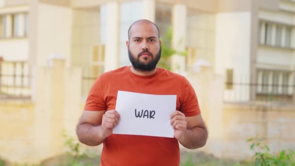 Лисий Індійський Чоловік Тримає Плакат Війни — стокове відео