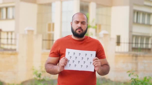 Μπερδεμένη Bald Indian Man Holding Question Mark Poster — Αρχείο Βίντεο