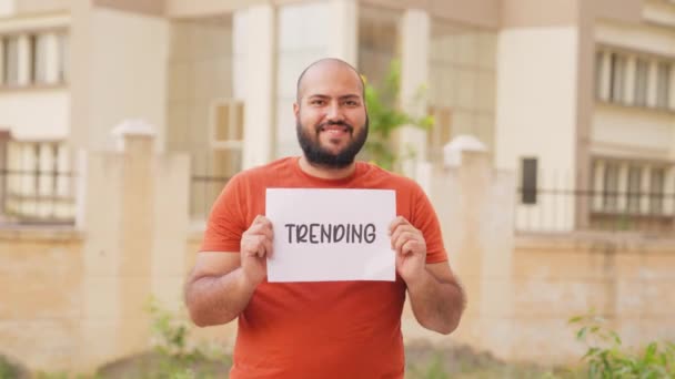 Bald Indian Man Holding Trending Poster — Αρχείο Βίντεο