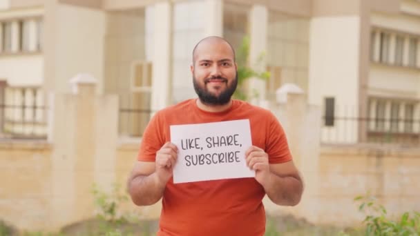 Bald Indian Man Holding Aime Partager Abonner Affiche — Video