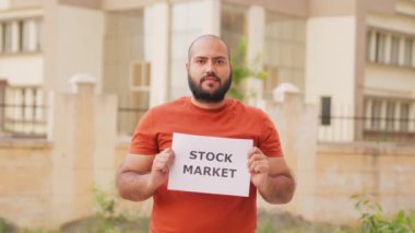 Kel Hintli Adam Borsa Posteri Tutuyor