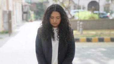 Kıvırcık saçlı Hintli İş Kadını Suçlu Hissediyor