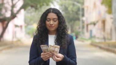 Kıvırcık saçlı Hintli İş kadını Para Sayıyor