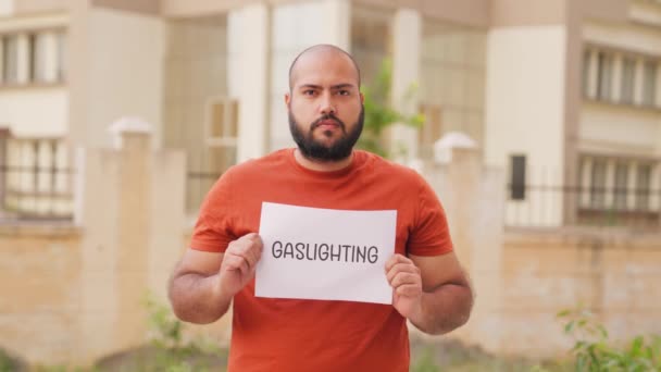 Лисий Індійський Чоловік Тримає Плакат Газового Освітлення — стокове відео