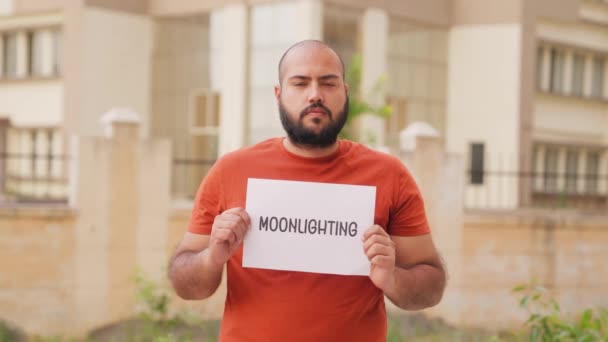Skallig Indian Man Håller Månsken Affisch — Stockvideo