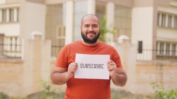 Bald Indian Man Holding Εγγραφείτε Αφίσας — Αρχείο Βίντεο
