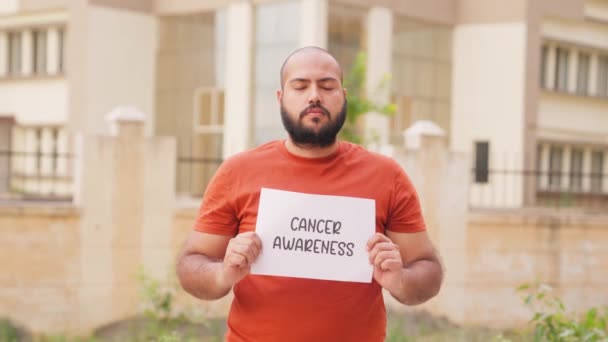Homem Indiano Careca Segurando Cartaz Conscientização Câncer — Vídeo de Stock