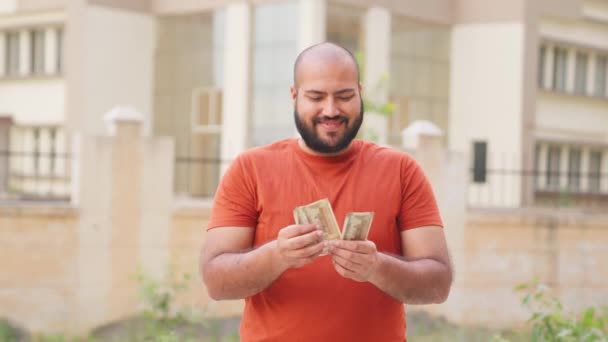 Лисий Індійський Чоловік Відчуває Себе Щасливим Під Час Підрахунку Грошей — стокове відео