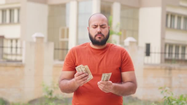 Homem Indiano Careca Confuso Contando Dinheiro Rúpias Indianas — Vídeo de Stock