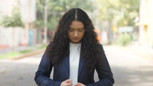 Lockiges Haar Indische Geschäftsfrau Setzt Tücher Ein Und Schaut Die — Stockvideo