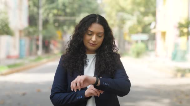 Kendine Güvenen Kıvırcık Saçlı Hintli Kadını Kol Saatine Bakıyor — Stok video