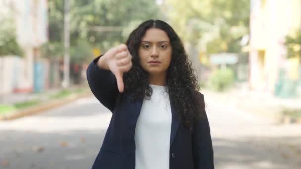 Кучеряве Волосся Індійська Бізнес Леді Показує Великі Пальці Вниз — стокове відео