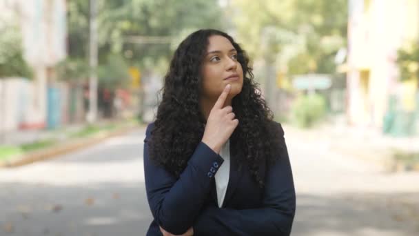 Kręcone Włosy Indyjski Bizneswoman Myślenie — Wideo stockowe