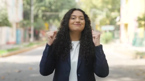 Kędzierzawe Włosy Indian Businesswoman Cheering — Wideo stockowe