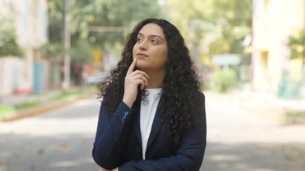 Kıvırcık Saçlı Hintli Kadını Fikir Ediniyor — Stok video