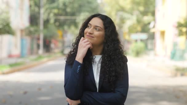 Кучеряве Волосся Індійська Бізнес Леді Захоплюючись — стокове відео