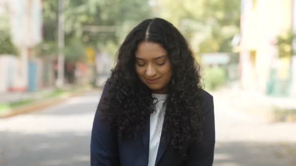 Kręcone Włosy Indyjski Bizneswoman Uczucie Nieśmiały — Wideo stockowe