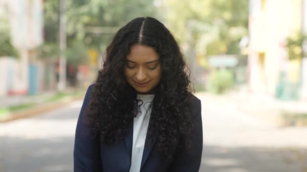 Nieśmiały Kręcone Włosy Indyjski Bizneswoman — Wideo stockowe