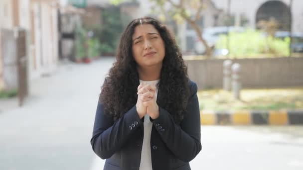 Σγουρά Μαλλιά Ινδή Επιχειρηματίας Προσεύχεται Στο Θεό — Αρχείο Βίντεο