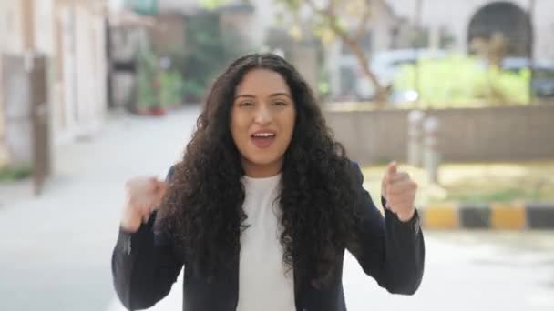 Кучеряве Волосся Індійська Бізнес Леді Підбадьорює — стокове відео